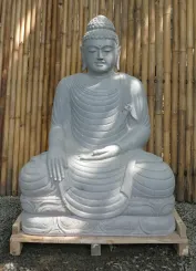 Sitzender Buddha aus Flussstein in Bhumisparsha - Geste des Berührens der Erde. 120 cm Höhe. einzigartige Version 